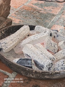 Briquettes de barbecue hexagonales en bois dur de qualité supérieure Sciure de bois nouvellement libérée Charbon de bois fabriqué à la machine 4-5 heures de temps de combustion 8000 calories - Product Image 5