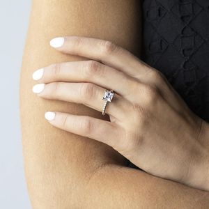 แหวนหมั้นเพชรโมอิสนิ่มประดับลูกปัดเจ้าหญิงตัด - Product Image 5