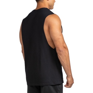 Camiseta sin mangas con corte lateral, diseño liso, personalizable con logo serigrafiado, estilo deportivo holgado y moderno para gimnasio, en blanco. - Product Image 6
