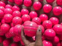 Alta calidad de pelotas de cuero de cricket logotipo personalizado pelotas de cuero de cricket color personalizado pelotas de cricket