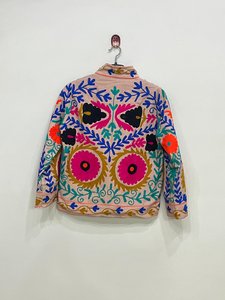 Veste d'hiver courte à col montant, respirante et à séchage rapide, en velours Suzani rose, faite à la main et matelassée - Product Image 2