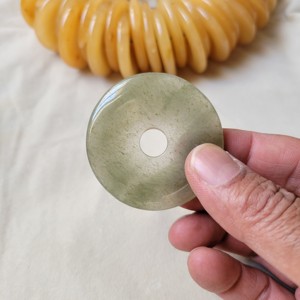 Pierre précieuse naturelle Aventurine verte 50mm Pi pierre beignet cristal amour guérison poli médaillon pendentif qualité supérieure en vrac - Product Image 2