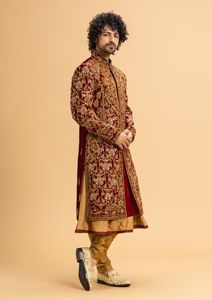 GROOM MAROON SHERWANI SUR VELOURS AVEC SATIN GOLDEN CHUDIDAR AVEC PERLES DE VERRE EN CRISTAL EMBELLISHED, DABKA TRAVAIL POUR MARIAGE = 2024 - Product Image 2