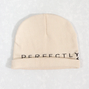 2024 bonnets unisexes personnalisés chapeau d'hiver tricoté de haute qualité avec lettrage vierge uni multicolore pour les voyages des hommes et des femmes - Product Image 4