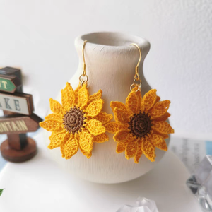 Exquisitos Pendientes de Girasol de Ganchillo, Collar Miniatura Hecho a Mano, Pendientes de Ganchillo, Colgante de Ganchillo para la Oreja, Regalo de Girasol - Product Image 1