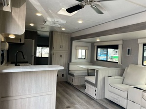 Autocaravana Usada en Tendencia 2024 Coachmen Catalina Destination Series 40BHTS, Remolque de Viaje - Product Image 2