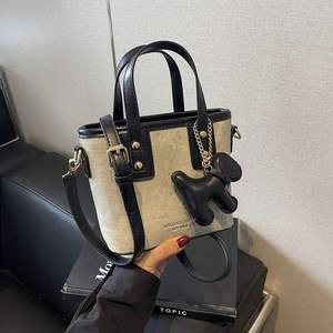 Sac à main élégant pour femme avec breloque chien, beige et noir, sac fourre-tout, quincaillerie dorée, matière douce, fermeture éclair lisse, sac à bandoulière et sac porté épaule - Product Image 3