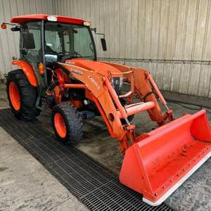 Tracteur utilitaire compact Kubota LA1055 avec chargeur frontal, direction de précision et conception à faible entretien - Product Image 4