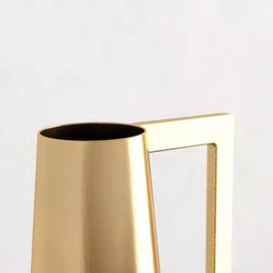 Conteneur botanique en métal contemporain et élégant pour un style d'intérieur sophistiqué et des accents floraux - Product Image 5