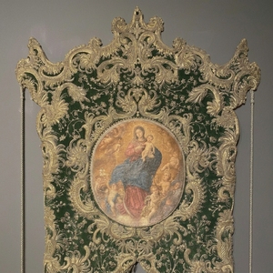 Elegante Estandarte Litúrgico de Terciopelo con Diseño de Cola de Golondrina, Bordado a Mano con Hilo Metálico Dorado, Estandarte Religioso Católico con Icono de la Virgen María - Product Image 4