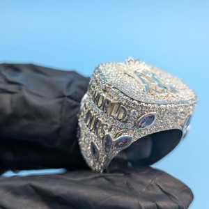แหวนดีไซน์เนอร์สั่งทำพิเศษแบบ Iced Out เงินแท้ 925 ประดับเพชร VVS Moissanite ฝังแบบ Micro Pave สำหรับทั้งชายและหญิง - Product Image 3
