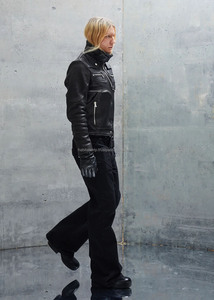 Chaqueta de piel de vaca auténtica negra personalizada para mujer Estilo de cremalleras de serpiente - Product Image 3