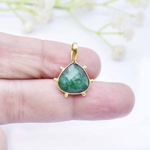 Pendentif en argent sterling 925 en forme de cœur à facettes émeraude-Ensemble de lunette Pendentif en pierres précieuses fait à la main, bijoux pour femmes au design élégant - Product Image 4