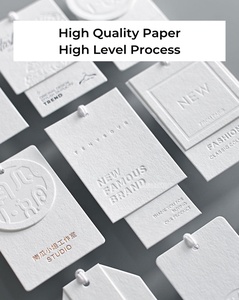 Étiquettes suspendues personnalisées de luxe <span class=keywords><strong>en</strong></span> <span class=keywords><strong>carton</strong></span> blanc 800 g/m² <span class=keywords><strong>pour</strong></span> vêtements - Product Image 4