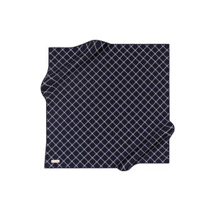 Écharpe carrée en soie bleu marine avec motif géométrique, impression numérique de luxe pour toutes les saisons - Product Image 2