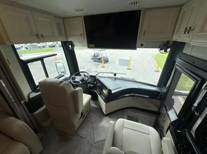 LA MEJOR OFERTA Autocaravana de Lujo Clase A Tiffin 40IP con Motor Diésel I6, Transmisión Automática, RV Familiar para 9 Pasajeros - Product Image 4