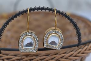 Forme unique Nouveau design tendance Boucle d'oreille courte et élégante Meilleure qualité Boucle d'oreille en laiton antique Bijoux pour femmes et filles - Product Image 2