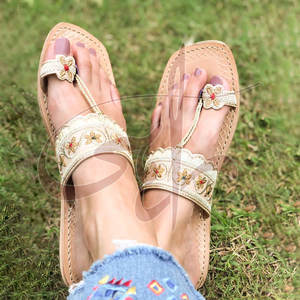 Calzado Kolhapuri de Cuero para Mujer - Diseño Estampado de Moda, Hecho a Mano, Antideslizante, Hecho en Pakistán, Venta Directa de Fábrica - Product Image 2