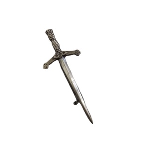 Antiguo Wallace Kilt Pin Claidhmhor diseño entrelazado tamaño infantil hebilla de cobre Kilt Pin - Product Image 1