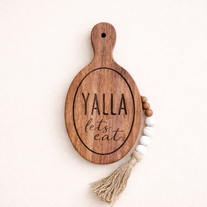 Planche de service ovale en bois massif Yalla Lets Eat avec poignée, design gravé au laser, décoration de cuisine durable, cadeau pour la salle à manger à la maison - Product Image 2