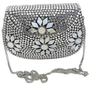 Pochette en métal artisanale faite à la main avec fermeture éclair et rabat pour femme, idéale pour les soirées - Écologique et de haute qualité - Product Image 4