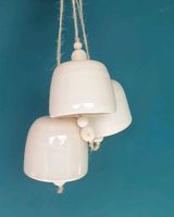 Cloche de vache en céramique de style antique avec finition rustique idéale pour la tenture murale de cabane de ferme de campagne et de chalet