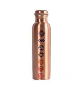Botella de agua de cobre duradera con beneficios para la salud, mantiene el agua fresca, ecológica y elegante con acabado martillado. - Product Image 2