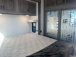 Mobil-home d'occasion 2022 F-o-r-e-s-t Riv-er Cedar Creek Cottage 40CFK2 prêt à la vente - Product Image 2