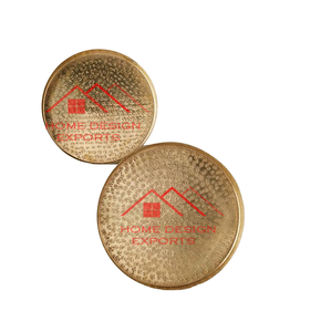 Bandeja metálica para servir comida de metal con diseño martillado de forma redonda - Product Image 1
