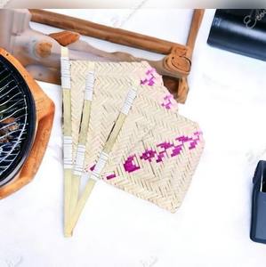 Ventilateur carré mignon en fibre de bambou de couleur naturelle tissé à la main été traditionnel ventilateur à main naturel Pankha avec longue poignée - Product Image 4