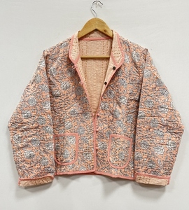 Chaqueta Bomber Acolchada Floral Hecha a Mano de Algodón Kantha para Mujer, Chaqueta Corta Reversible para Invierno y Verano, Estilo Indio - Product Image 2