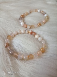 กำไลข้อมือแกะสลักลายดอกไม้จากหินอาเกตธรรมชาติ คุณภาพสูง ขนาด 8 มม. ยี่ห้อ Rais Agate ใช้สำหรับบำบัดพลังงานได้ - Product Image 4