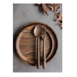 Ensemble de couverts en bois classique conçu pour les maisons traditionnelles, offrant une esthétique chaleureuse et une texture polie et lisse - Product Image 5