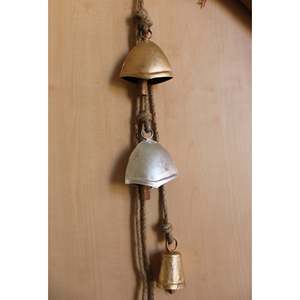 Carillon suspendu vintage en or et argent à 5 clochettes, 82 cm, avec claquettes en bois, décoration de Noël - Product Image 3