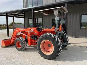 Tractor MX5000 2008: Potencia, Durabilidad y Versatilidad para Operaciones Agrícolas Un Tractor de Alto Rendimiento para Diversas Operaciones - Product Image 2