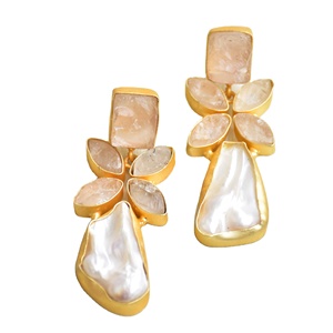 Boucles d'oreilles pendantes en laiton naturel, perles de qualité supérieure, pierres organiques, laiton plaqué rhodium, design bohème chic, parfait pour la vente en gros - Product Image 1