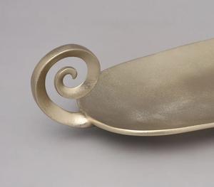 Plateau décoratif élégant en forme de feuille en métal argenté, élégant et durable, parfait pour les collations de centre de table et les cadeaux de fête - Product Image 3