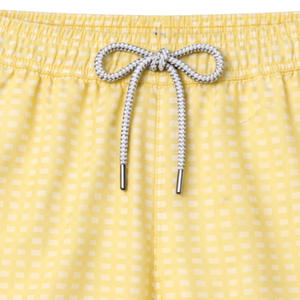 Shorts de bain recyclés pour hommes, motif mini-à carreaux jaune, séchage rapide, avec taille élastique et poches à cordon - Product Image 3