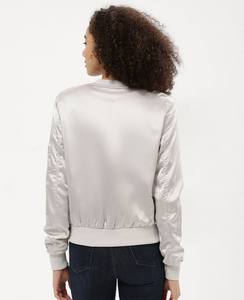 Venta caliente mujeres recortadas bombardero Varsity chaqueta de satén para mujeres Casual acolchado ligero chaquetas Zip Outwear chaqueta raglán - Product Image 2