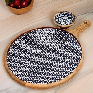 Patrón geométrico de madera para servir aperitivo plato de aperitivos Decoración de cocina regalo de inauguración de la casa estilo marroquí moderno hecho a mano - Product Image 3