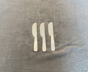 COUTEAU en nacre à lèvres BLANCHE, couteau à caviar taille 10cm parfait pour servir du caviar de qualité supérieure gravé avec le logo personnalisé - Product Image 1