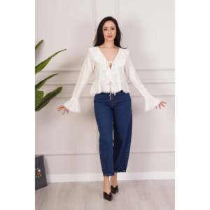 Blusa de Poliéster con Detalle de Encaje Color Crudo para Mujer, Marca Lustrin, con Cuello de Lazo y Corte Drapeado, para Uso Diario y de Oficina, Estilo Versátil - Product Image 2