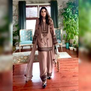 Salwar Kameez exclusif pour femmes, de créateur, pour les fêtes, moderne, séchage rapide, broderie de séquence, haut en crêpe français, salwar, dupatta - Product Image 1