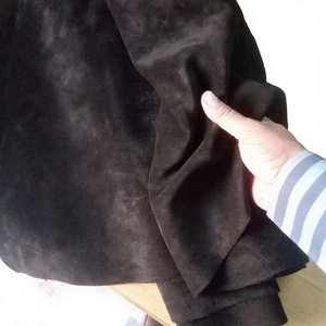 Cuir de vachette noir en suède pour la fabrication de chaussures, doublures, semelles intérieures, sacs, ceintures, portefeuilles, vêtements, gants et produits personnalisés - Product Image 1