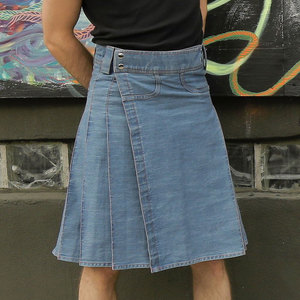 Kilt Utilitario Escocés Moderno 2026 en Mezclilla Azul con Pliegues, Bolsillos con Cremallera y Cierre de Broche - Product Image 2