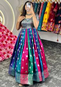 Vestido Anarkali de tejido Jacquard de seda Dola suave de diseñador por FabZone - Product Image 2
