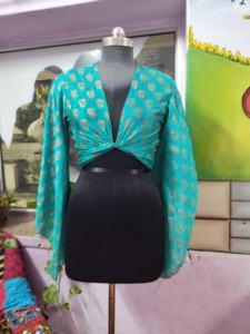 Blusa informal modesta hecha de seda con cuello en V profundo Mangas largas de campana y Top corto con lazo frontal envolvente Suave cómodo y elegante - Product Image 6