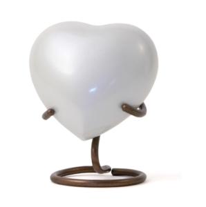 Belles urnes de crémation souvenir de coeur en laiton entièrement gravées Urnes en forme de coeur en métal de vente chaude avec support - Product Image 4