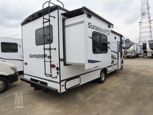 Autocaravana Usada de Lujo 4x4 Familiar de Fibra de Vidrio para Acampar y Aventuras - Product Image 5