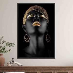 Elegante Impresión de Chica Africana en Lienzo: Arte Mural de Vidrio con Labios Dorados, Lienzo con Marco Negro - Product Image 1